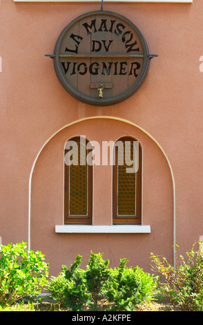 Domaine George Vernay Condrieu dans le bâtiment avec un signe de la décoration un vieux fût de chêne sculpté fin avec le texte La Maison du Viognier - La maison de Viognier. Condrieu, Rhône, France, Europe Domaine Georges Vernay Banque D'Images