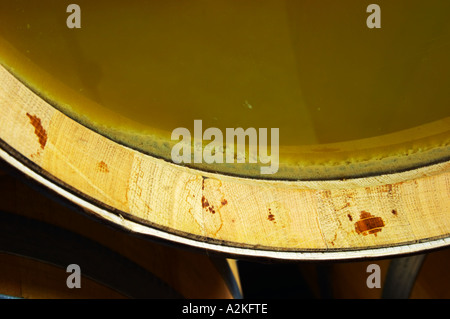 Des fûts de chêne pour la fermentation et le vieillissement du vin blanc. Un baril a la fin en bois retiré et remplacé par un plexi pour permettre le contrôle du vin ou à l'intérieur doit. Détail de l'extrémité du canon où vous pouvez voir les cellules de levures mortes tombées jusqu'au fond du baril. Domaine Yves Cuilleron, Chavanay, Ampuis, Rhône, France, Europe Banque D'Images