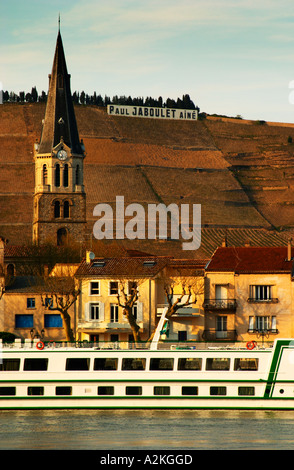 Vue sur la rivière de Tournon avec une croisière Bateau amarré à Tain. L'église à Tain et un signe avec Paul Jaboulet Banque D'Images