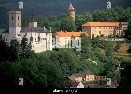 L'Europe, la République tchèque, la Bohême du Sud, Rozmberk Nad Vltavou Château inférieur (b. 1330) et de la ville, au-dessus de la rivière Vltava Banque D'Images