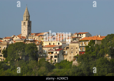 Le village médiéval de Vrbnik assis sur une colline Banque D'Images