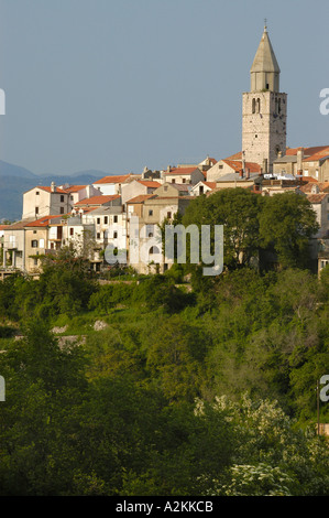 Le village médiéval de Vrbnik assis sur une colline Banque D'Images