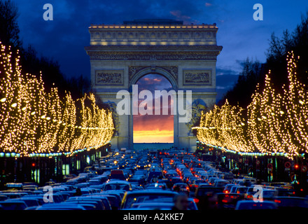 ARC DE TRIOMPHE ET DES CHAMPS ELYSÉES PARIS FRANCE Banque D'Images