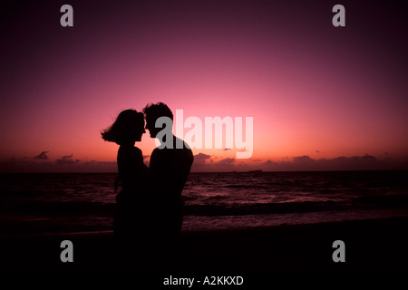 Silhouette de couple en vacances en Caraïbes Mexique on beach Banque D'Images