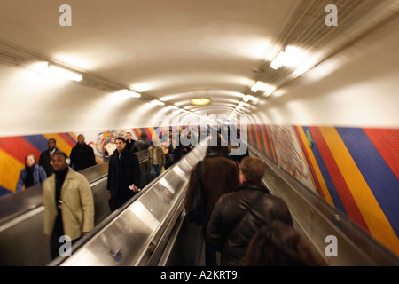 France, Paris : tunnel dans le métro, métro, pendant les heures de pointe Banque D'Images