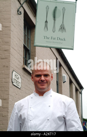 Heston Blumenthal bien connu trois étoiles Michelin chef pose à l'extérieur de son canard gras restaurant à Bray Comté du sud de l'Angleterre UK Banque D'Images