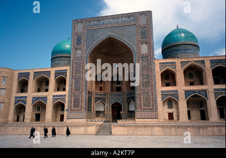 12 mai 2006 - Mir-i-Arab Medressa (Madrasah) en face de la Po-i-Kalyan mosquée dans la ville ouzbèke de Boukhara. Banque D'Images