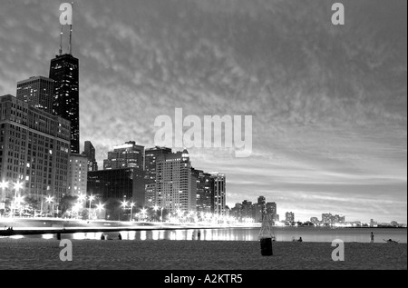 Chicago skyline at Dusk rivage du lac Michigan, Chicago Illinois USA Cook County Banque D'Images