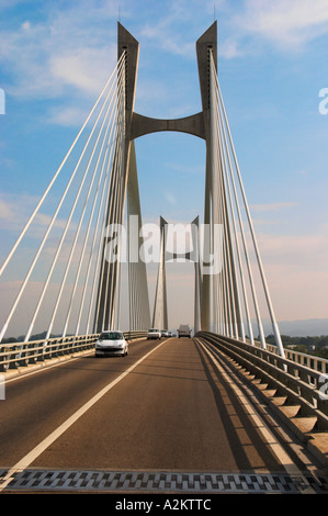 Le Pont Tarascon Beaucaire Bridge achevé en 2000. Pont à haubans, H-pylône, semi-fan arrangement, conçu par Michel Virlogeux, architecte : Charles Lavigne, entre Tarascon, Bouches-du-Rhône (13), Provence-Alpes-Côte d'Azur, France et Beaucaire, Gard (30), Languedoc-Roussillon, France Saint Remy Rémy de Provence, Bouches du Rhône, France, Europe Banque D'Images