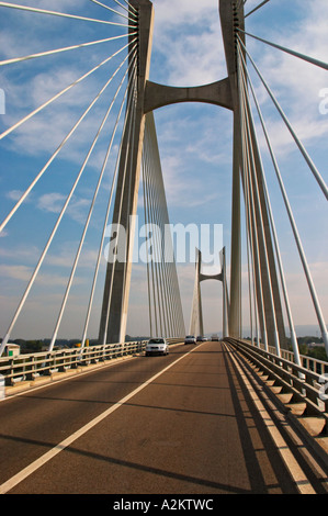 Le Pont Tarascon Beaucaire Bridge achevé en 2000. Pont à haubans, H-pylône, semi-fan arrangement, conçu par Michel Virlogeux, architecte : Charles Lavigne, entre Tarascon, Bouches-du-Rhône (13), Provence-Alpes-Côte d'Azur, France et Beaucaire, Gard (30), Languedoc-Roussillon, France Saint Remy Rémy de Provence, Bouches du Rhône, France, Europe Banque D'Images