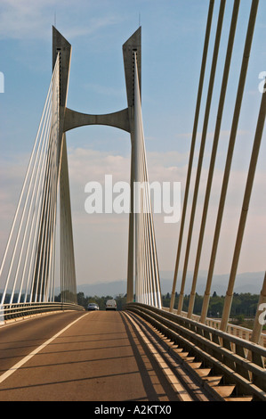 Le Pont Tarascon Beaucaire Bridge achevé en 2000. Pont à haubans, H-pylône, semi-fan arrangement, conçu par Michel Virlogeux, architecte : Charles Lavigne, entre Tarascon, Bouches-du-Rhône (13), Provence-Alpes-Côte d'Azur, France et Beaucaire, Gard (30), Languedoc-Roussillon, France Saint Remy Rémy de Provence, Bouches du Rhône, France, Europe Banque D'Images