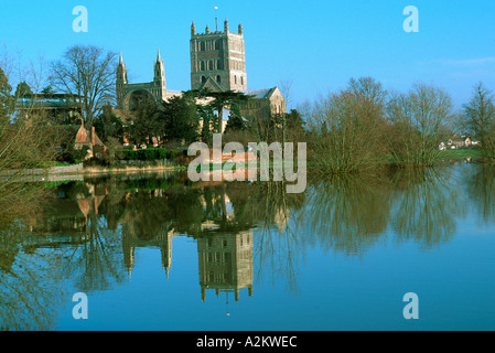 Entouré par les eaux de crue l'abbaye de Tewkesbury UK Banque D'Images