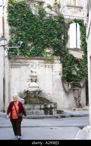 Dans une rue de la vieille ville une fontaine d'eau et d'un buste de Nostradamus par Liotard de Lambesc en 1859. à l'angle de la rue Banque D'Images