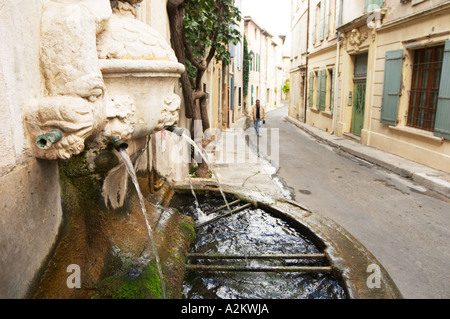 Dans une rue de la vieille ville une fontaine d'eau et d'un buste de Nostradamus par Liotard de Lambesc en 1859. à l'angle de la rue Banque D'Images