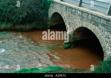 La pollution des rivières par l'étain de cadmium par les mines d'étain ancien Carnon River 1992 Truro Cornwall UK Banque D'Images