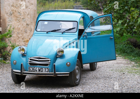 Un vieux bleu Citroen 2CV 2 CV converti en un van de transport. Le Mas des barres Moulin moulin olive, Maussanes les Alpilles,Bouches du Rhone, Provence, France, Europe Banque D'Images