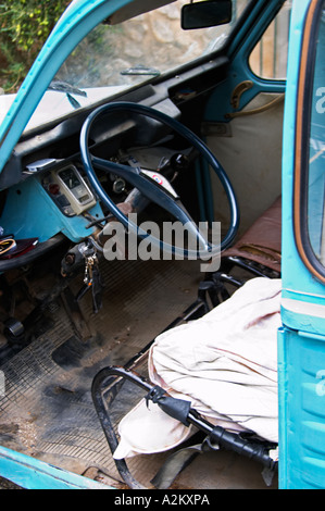 Un vieux bleu Citroen 2CV 2 CV converti en un van de transport. L'intérieur du siège conducteur et du volant, en train de s'effondrer. Le Mas des barres Moulin moulin olive, Maussanes les Alpilles,Bouches du Rhone, Provence, France, Europe Banque D'Images