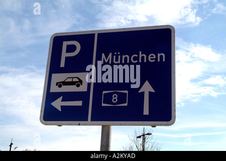 Autoroute allemande signe donnant des directives à Munich Banque D'Images