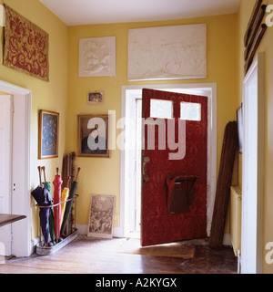 Porte entrouverte avant rouge dans la maison de campagne de style géorgien Banque D'Images