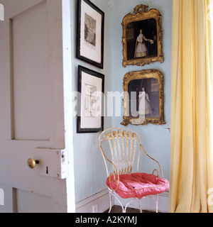 Fer à repasser antique chaise avec coussin d'angle dans la chambre rose Banque D'Images