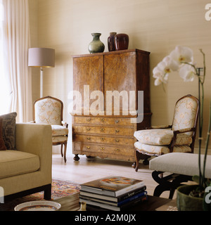 Noyer ancien cabinet et chaises Louis XV dans le salon de l'appartement à Londres Banque D'Images