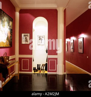 Porte voûtée et hall de l'appartement peint en rouge le marchand d'art de St Petersbourg Banque D'Images