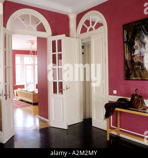 Hall avec portes cintrées en rouge appartement peint de Saint-Pétersbourg un marchand d'art Banque D'Images