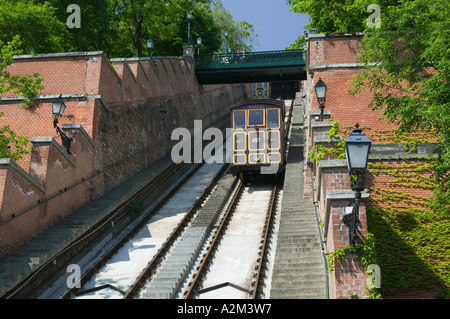 La Hongrie, Budapest : Castle Hill (Buda), vue sur la station inférieure de la colline du Château Finicular Banque D'Images