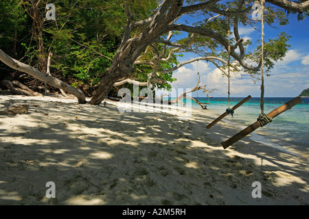 Balançoires en bois sur la plage à l'île de Koh Rawi, Parc national marin de Tarutao, Thaïlande Banque D'Images