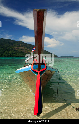 Longtail traditionnels Bateau amarré au large de Sunrise Beach, Koh Lipe, Thaïlande Banque D'Images