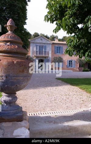 View of French house en Provence avec grande urne en pierre en premier plan Banque D'Images