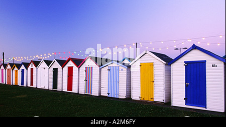 Cabines colorées à Paignton Devon sur la Riviera anglaise sur la côte sud-ouest de l'Angleterre Banque D'Images