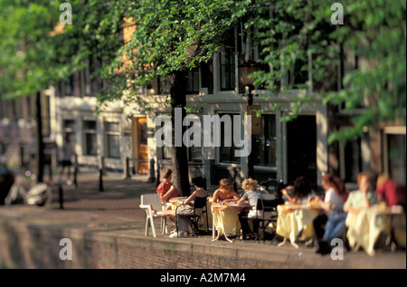 L'Europe, les Pays-Bas, la Hollande, Amsterdam, sur le Canal Prinsengracht, café après-midi Banque D'Images