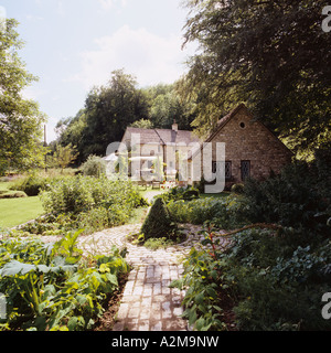 Chalet extérieur en jardin avec allée de pays Banque D'Images