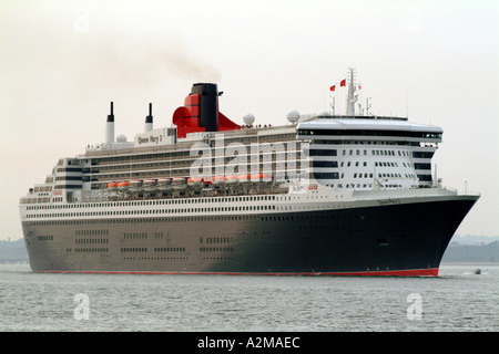 Croisière Queen Mary 2 Cunards phare sur l'eau du sud de l'Angleterre Southampton UK UNITED KINGDOM Banque D'Images