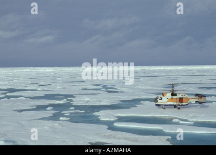 L'Asie, la Russie soviétique, de l'Arctique, Cercle arctique, François-Joseph. Hélicoptère soviétique sur la banquise Banque D'Images