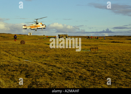 L'Asie, la Russie soviétique, de l'Arctique. Hélicoptère décollant de tundra Banque D'Images