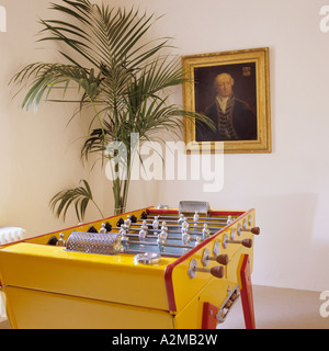 Baby-foot, piscine et palmiers artwork Banque D'Images