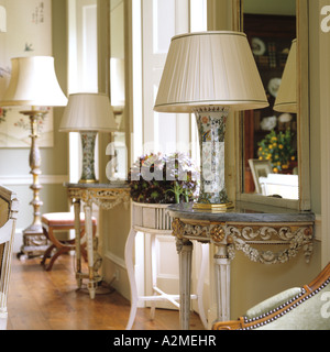 Tables console recouvert de marbre avec des lampes en salle de dessin de l'anglais country house Banque D'Images