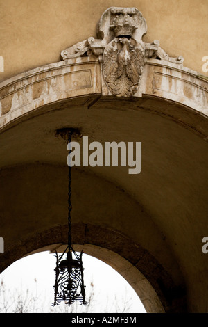 Détail lampe fer forgé accroché dans l'entrée voûtée porte de Château Royal de Wawel à Cracovie Cracovie Pologne Banque D'Images