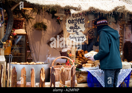 Marché de Noël de Cracovie Cracovie Pologne décrochage fromage de brebis fumé oscypek oscypki polonaise traditionnelle spécialité Banque D'Images