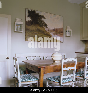 Table de cuisine et peinture riverside country house en anglais Banque D'Images