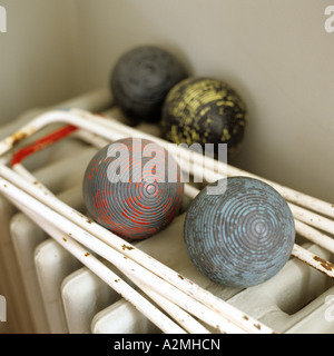 Set de croquet à l'ancienne sur radiateur en fonte Banque D'Images