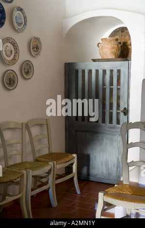 Armoire garde-manger bleu dans une alcôve en français villa médiévale, Provence Banque D'Images