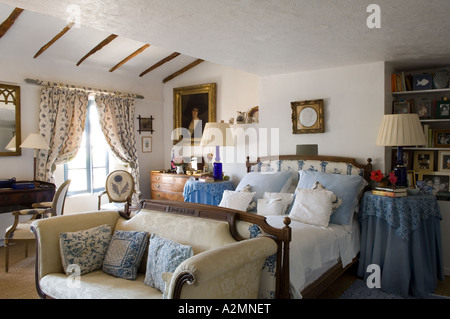 Pays traditionnel français chambre avec canapé dans maison provençale Banque D'Images