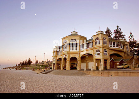 La suf club et Indiana Plateau chambres restaurant à Cottesloe Beach au coucher du soleil l'ouest de l'Australie Perth Banque D'Images