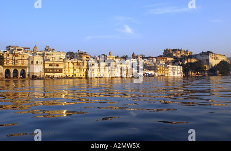 Vue sur le lac Pichola vers la côte est et du City Palace Udaipur Inde droit Banque D'Images