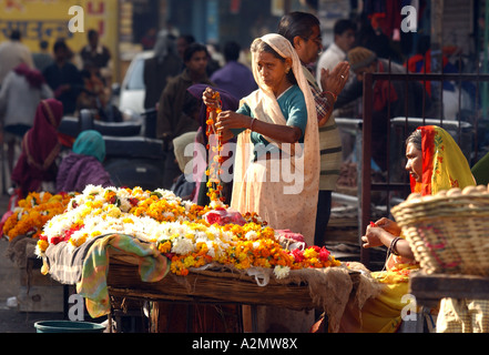 Marchande de fleurs à Udaipur s Mundi et épices Légumes du marché l'Inde Banque D'Images