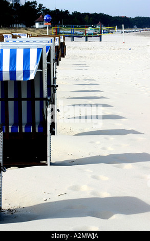 Chaises de plage sur la plage Banque D'Images