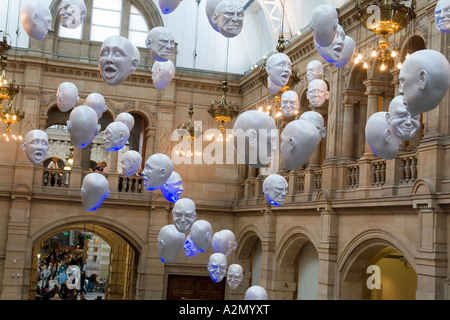 Floating Heads by Sophie Cave une collection de têtes blanches avec des expressions différentes Kelvingrove Art Gallery and Museum Glasgow Scotland Europe Banque D'Images